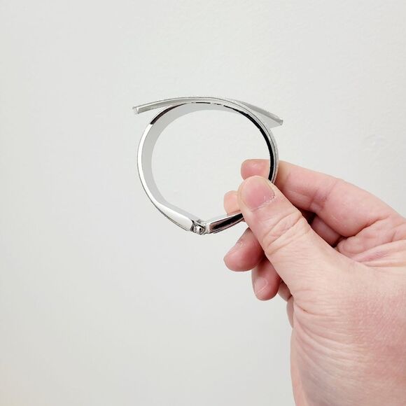 Brand New Silver Tone Matte Silver Bangle Bracelet - Picture 5 of 11